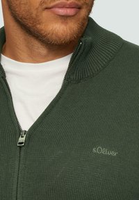 s.Oliver MIT STEHKRAGEN - Strickjacke - olivgrün
