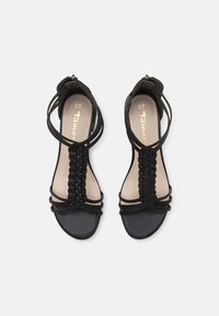 Paire de sandales noires à brides avec une bride centrale tressée et une fermeture éclair à la cheville, taille 37, vue de dessus sur fond uni.