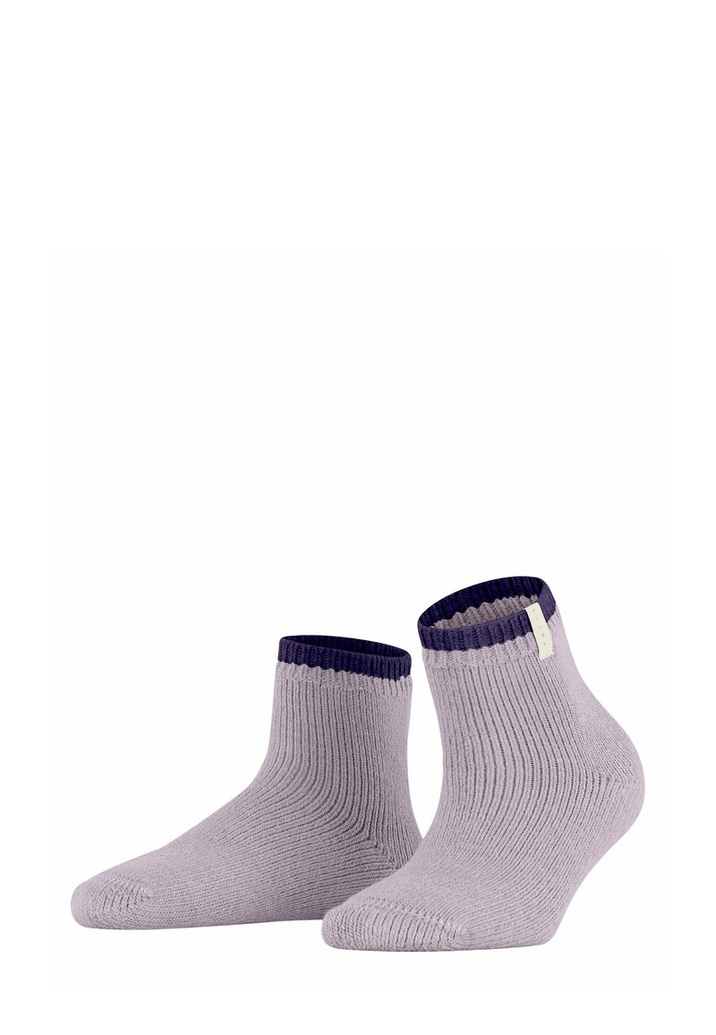 Helle lila Baumwollsocken mit geripptem Muster und lila Bündchen, versehen mit einem kleinen Etikett auf einem Socken. Knöchellanges Design.