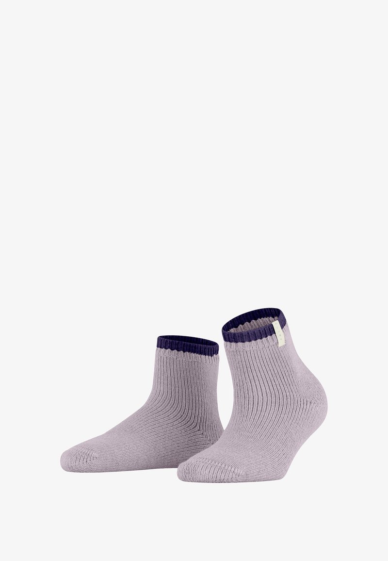 Chaussettes en coton lilas clair avec une texture côtelée et un revers violet, présentant une petite étiquette sur une chaussette. Design à hauteur de cheville.