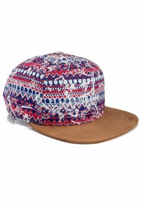 Cappellino da baseball con un motivo geometrico colorato in rosso, blu e bianco, dotato di una visiera in suede marrone e dettagli ricamati.