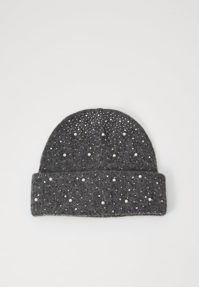 Szary filcowy beanie z podwinięciem, ozdobiony rozsianymi białymi koralikami oraz błyszczącymi detalami na powierzchni.
