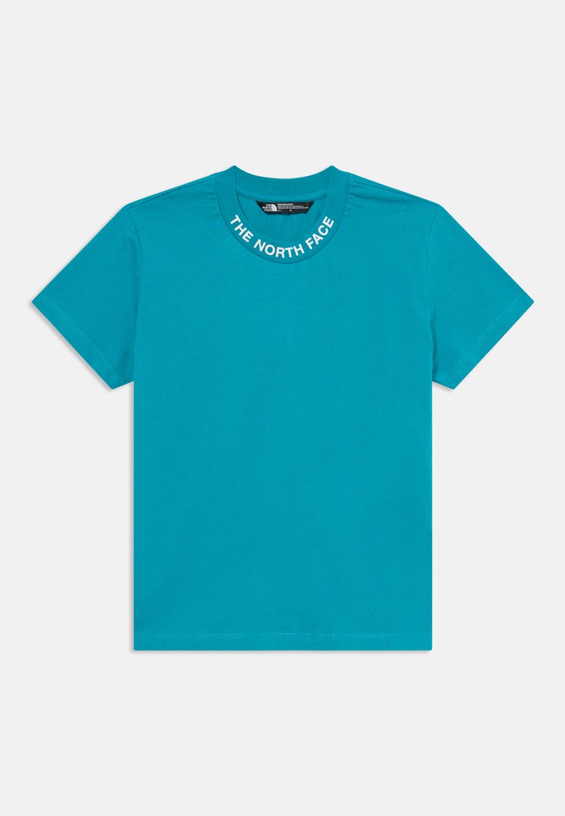 Camiseta turquesa de algodón, con cuello redondo y "THE NORTH FACE" impreso en blanco a lo largo del escote. Mangas cortas, diseño liso.