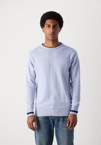 Scotch & Soda REGULAR FIT CREW NECK - Jersey de punto - faded denim melange