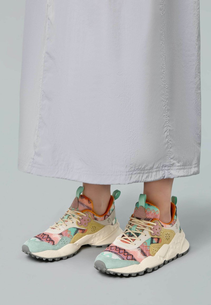 Bunte Sneakers mit textilem Obermaterial, das mit gemusterten Akzenten, hellgrünen und orangefarbenen Highlights sowie einer strapazierfähigen Gummisohle versehen ist.