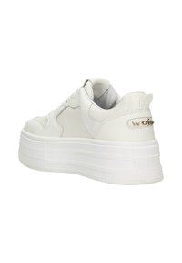 Sneaker bianco con piattaforma, realizzato in pelle testurizzata e dettagli in pelle liscia. Caratterizzato da chiusura con lacci, colletto imbottito e un piccolo logo sul tallone.