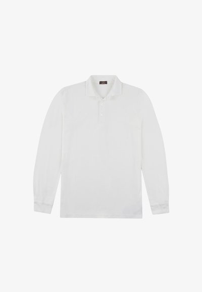 Witte katoenen polo met lange mouwen, voorzien van een kraag, een drieknops sluiting en een rechte zoom met omgeslagen mouwen.