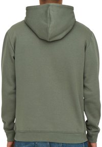 Hættebluse i dæmpet olivengrøn, lavet af blødt stof. Har en afslappet pasform, ribbede manchetter og kant. Glat tekstur, minimal detaljering.