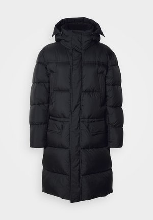 Doudoune noire avec capuche, fermeture éclair et deux poches avant, rembourrée matelassée et extérieure lisse et légère.