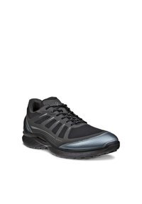Chaussure de sport basse noire et grise avec fermeture à lacets et embout texturé, conçue pour le confort et la performance.