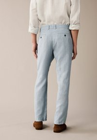 Next TEXTURED-REGULAR FIT - Chino - light blue