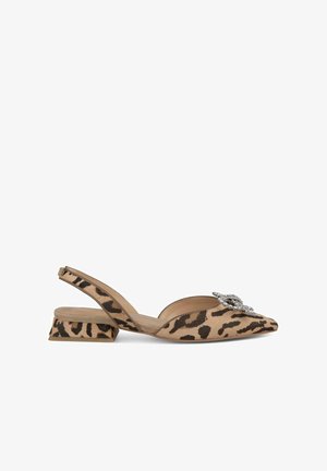 Sandal s leopardím potiskem na nízkém blokovém podpatku, s dekorativním klenotem na špičce. Vyrobeno z měkkého materiálu s hladkou texturou.