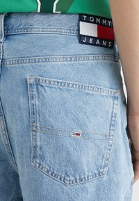 Tommy Jeans Džínové kraťasy - light-blue denim