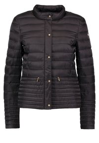 Veste noire matelassée avec boutons-pression, col montant, manches longues et poches zippées à l'avant avec tirettes dorées.