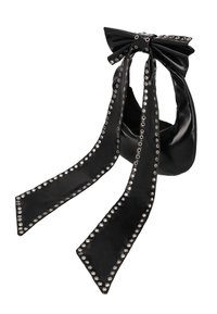 Černá kožená kabelka s velkou mašlí, ozdobnými cvočky podél okrajů a zapínáním na zip. Celkově hladká, lesklá textura.