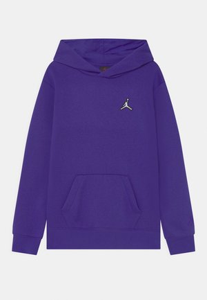 Lilla hættetrøje med frontlomme og lille hvidt Jordan-logo på venstre bryst, lange ærmer og ribstrikkede manchetter.