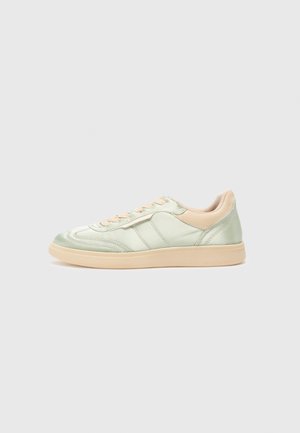 Niskie sneakersy z bladozielonego satynowego materiału z beżową gumową podeszwą i sznurowadłami, pokazane z profilu na szarym tle.