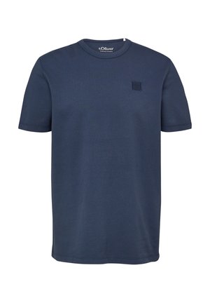 Dunkelblaues T-Shirt mit kurzen Ärmeln und Rundhalsausschnitt, mit kleinem, dezentem Brustpatch und s.Oliver-Label im inneren Halsbereich.