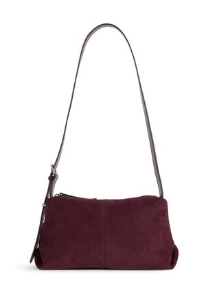Petit sac à épaule rectangulaire en daim bordeaux avec une fine bandoulière sombre réglable et une fermeture éclair sur le dessus.
