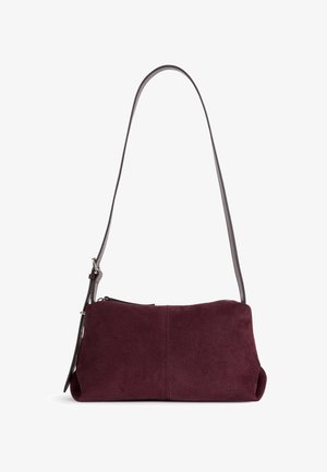 Petit sac à épaule rectangulaire en daim bordeaux avec une fine bandoulière sombre réglable et une fermeture éclair sur le dessus.