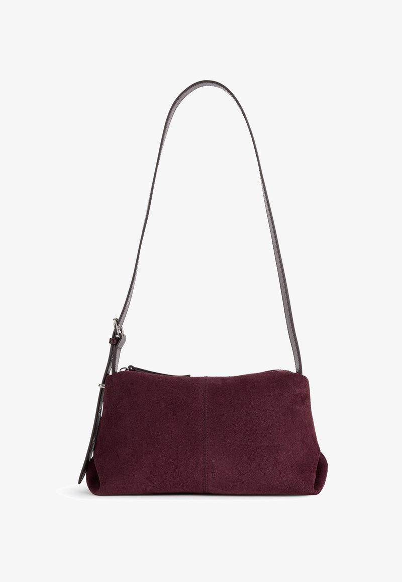 Petit sac à épaule rectangulaire en daim bordeaux avec une fine bandoulière sombre réglable et une fermeture éclair sur le dessus.