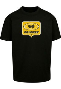 Černé bavlněné tričko s velkým žlutým a bílým logem Wu-Tang Clan, které obsahuje návrh glóbu a text "wu wear" v tučném písmu.