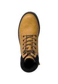Botte en cuir jaune avec doublure en polaire noire, bout rond et semelle noire robuste. Dispose de lacets marron et d'accents de couture blanche.