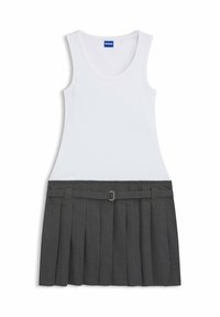 Valkoinen hihaton tankomekko, jossa on tiukka bodice ja tummanharmaa päälyskietaisu, jossa on yhteensopiva vyö hopeisella soljella.