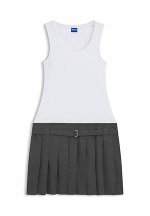 Ärmelloses weißes Tanktop-Kleid mit einem taillierten Oberteil und einem dunkelgrauen, plissierten Rock, ausgestattet mit einem passenden Gürtel mit einer silbernen Schnalle.
