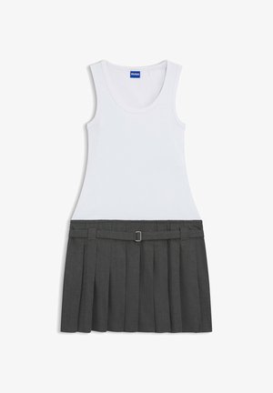 Ärmelloses weißes Tanktop-Kleid mit einem taillierten Oberteil und einem dunkelgrauen, plissierten Rock, ausgestattet mit einem passenden Gürtel mit einer silbernen Schnalle.