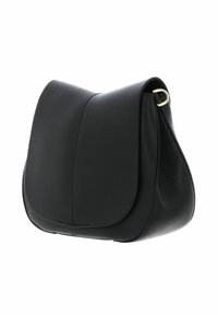 Borsa a tracolla in pelle nera con silhouette curva, superficie texturizzata e chiusura a pattina. Dettagli in metallo dorato sulla tracolla.