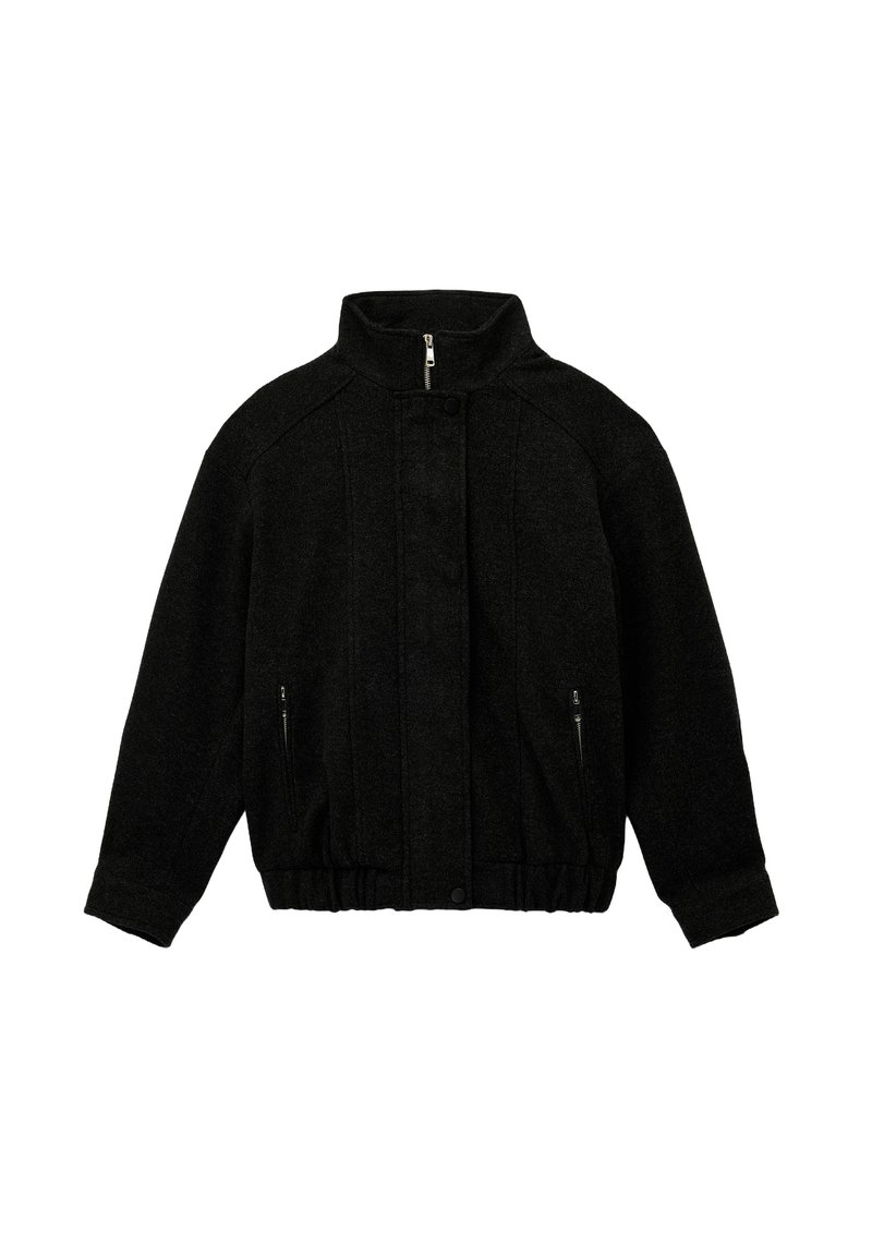 Zwarte fleece jas met hoge kraag, front-rits en drukknoopjes, twee met rits afgesloten zijzakken en elastische zoom en manchetten.