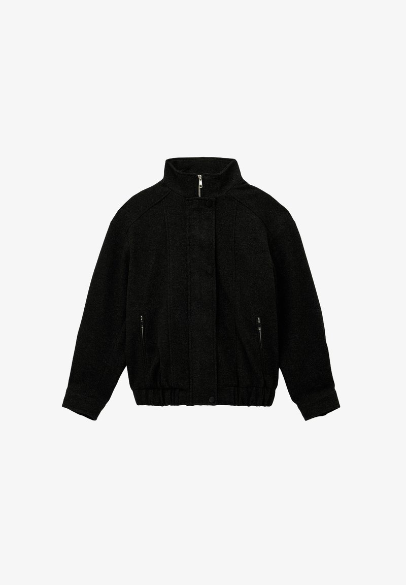 Musta fleece-takki, jossa on korkea kaulus, etuvetoketju ja napit, kaksi vetoketjullista sivutaskua, sekä joustava helma ja hihansuut.