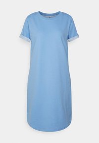 Jasnoniebieska bawełniana sukienka w kształcie T-shirtu z krótkimi, zwiniętymi rękawami, okrągłym dekoltem i luźnym krojem. Gładka tekstura, zaokrąglony dół.