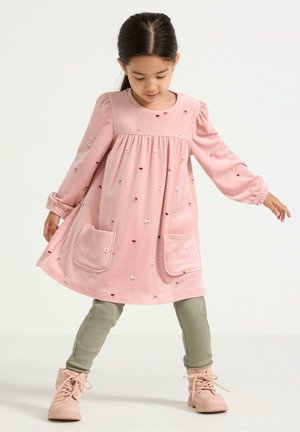 Roze, lange mouw jurk met bloemenborduurwerk, ronde halslijn en twee grote zakken. Draag het over geribbelde groene leggings en roze laarzen.
