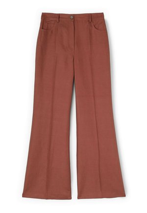 Szerokie spodnie w kolorze rdzy z przodem zapinanym na guziki, zamkiem błyskawicznym, dwoma przednimi kieszeniami i szlufkami na pasek, ułożone płasko na białym tle.