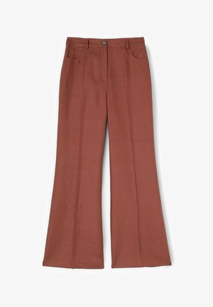 Szerokie spodnie w kolorze rdzy z przodem zapinanym na guziki, zamkiem błyskawicznym, dwoma przednimi kieszeniami i szlufkami na pasek, ułożone płasko na białym tle.