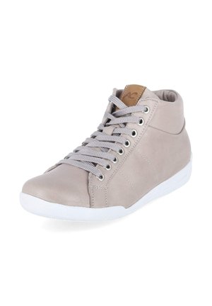 Baskets montantes gris clair avec semelle blanche, lacets gris, œillets métalliques et patch beige sur la languette, présentées en angle sur fond blanc.