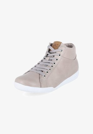 Baskets montantes gris clair avec semelle blanche, lacets gris, œillets métalliques et patch beige sur la languette, présentées en angle sur fond blanc.