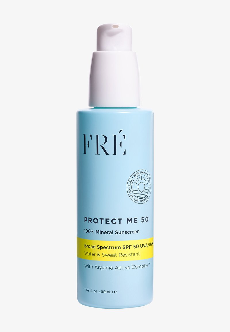 Bottiglia di plastica blu con pompa bianca. L'etichetta mostra "FRÉ PROTECT ME 50" e dettagli su SPF 50, formula minerale e resistenza all'acqua.