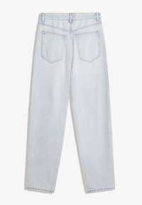 Svijetloplave traperice visokog struka ravnog kroja s dva stražnja džepa i petljama za remen, prikazane s leđa na bijeloj pozadini.