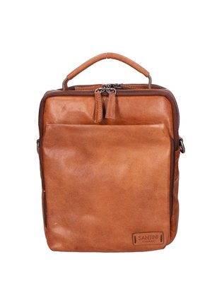 Borsa in pelle marrone con manico superiore, chiusura con zip, tasca frontale e branding discreto. Texture liscia con una finitura leggermente usurata.