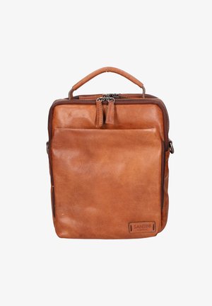 Braune Lederhandtasche mit einem oberen Griff, Reißverschluss, vorderer Tasche und dezentem Branding. Glatte Textur mit leicht abgenutztem Finish.