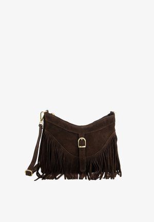 Brun ruskind skuldertaske med frynse detaljer, en foldet top og guldfarvet hardware. Kompakt design med justerbar rem.
