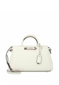 Borsa a tracolla sintetica bianca con forma strutturata, manici superiori, tracolla removibile, accessori in argento e dettaglio di etichetta bagaglio.