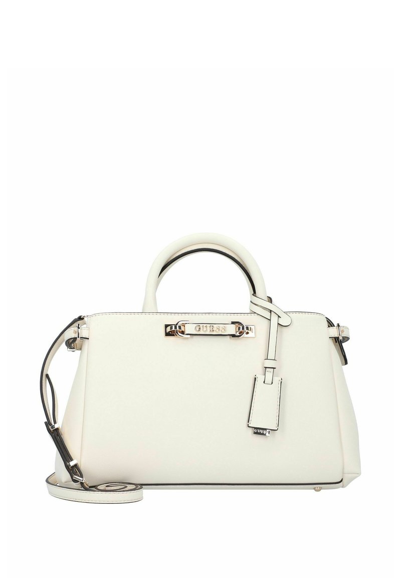Borsa a tracolla sintetica bianca con forma strutturata, manici superiori, tracolla removibile, accessori in argento e dettaglio di etichetta bagaglio.