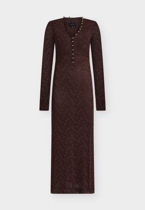 Abito bordeaux a maniche lunghe in pizzo, con scollo a V, bottoni frontali e silhouette aderente.