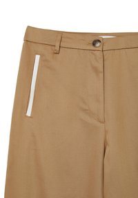 Beige Hosen aus glattem Stoff, mit einer Fronttasche und einem weißen Akzentstreifen sowie einem runden braunen Knopf am Bund.