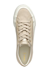 Beige kanvas sneakers med hvit gummisåle, gulløye og lisser. Har et glatt interiør med en gull-logo trykt på innersålen.
