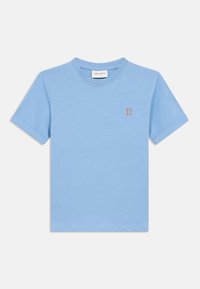 Světlomodré bavlněné tričko s krátkými rukávy, kulatým výstřihem a oranžovým vyšívaným znakem "II" na levé části hrudníku. Hladká textura, ležérní design.